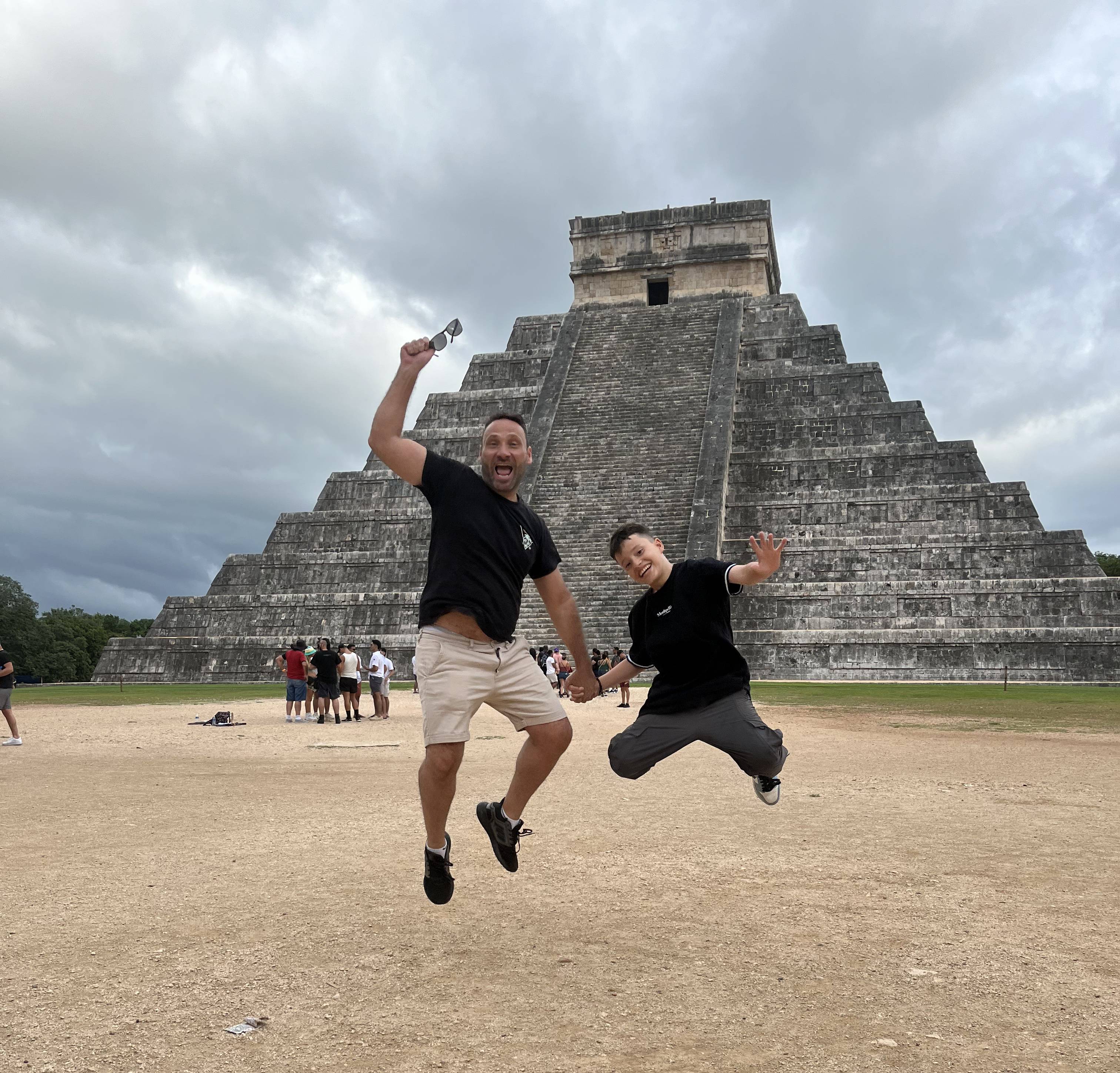 Piramide di Chichén Itzá con cielo blu