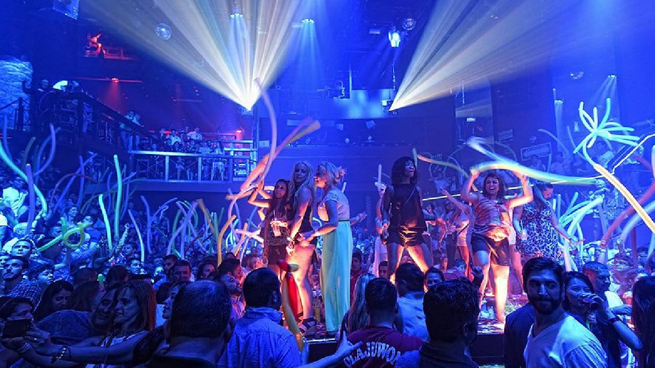 Spettacolo al CocoBongo con luci e ballerini