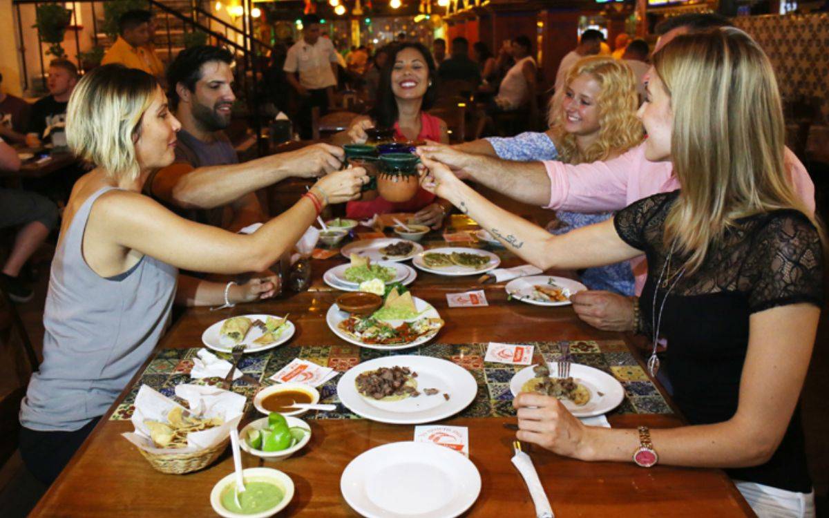 Tavolo con tacos e drink messicani